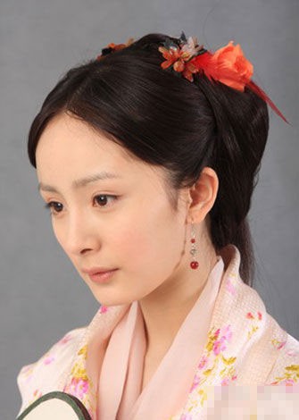 可能是有了更专业造型团队的打造，让本就样貌不错杨幂显得更加出众，可也有越来越多的网友指出，杨幂的双眼皮、眼角、鼻子、脸型都跟以前不太一样了。