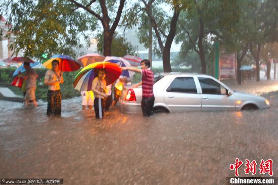 2012年7月21日，北京突降暴雨，路面成河，多车被淹，交通瘫痪。南宁 摄 图片来源：CFP视觉中国