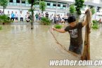 广西北海暴雨来袭 市民在积水路段拉网捕鱼