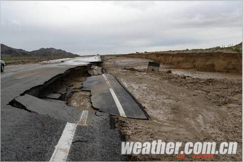 近日青海降水较多，公路被毁
