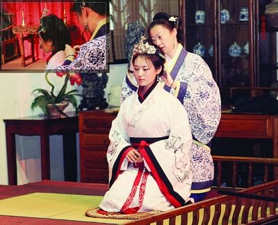 苏州大学女生秦亚文穿汉服上课，汉服女孩秦亚文痴迷汉服的华美