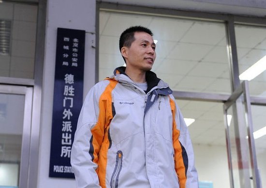 朱瑞峰日前表示，他手中还有至少5段重庆官员淫乱视频，“当时官职都比雷政富大”，如果相关部门刻意掩盖，他会把5个高官的淫乱视频逐个曝光。图为2013年1月28日，北京，警方调解完毕，朱瑞峰走出调解室。摄影：京华时报/徐晓帆