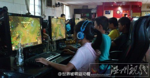 网吧时?？梢钥醇蝗盒⊙黄鹂? /><br />
网吧时常可以看见一群小学生一起开黑</p>
<p style=