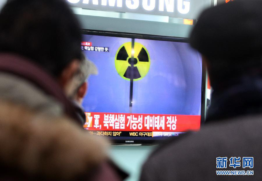 2013年2月12日，在韩国首尔，电视上播报关于朝鲜地震的消息。