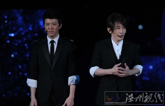 刘谦李云迪魔术：刘谦调侃李云迪。