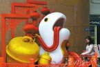 成都街头出现小白蛇吉祥物 蛇年吉祥物太萌被指俗气