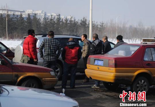 长春丢孩子，一发现有类似车辆，就会有人围上去查问。