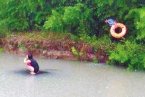 永嘉暴雨沙头镇九丈村223省道一辆小车冲进河流 女孩