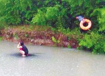 永嘉暴雨小车冲进河流，女孩蹲车顶求救