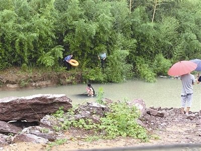永嘉暴雨小车冲进河流，女孩蹲车顶求救