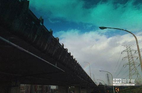 台湾超强台风苏力，台风来之前台北的天空出现彩虹