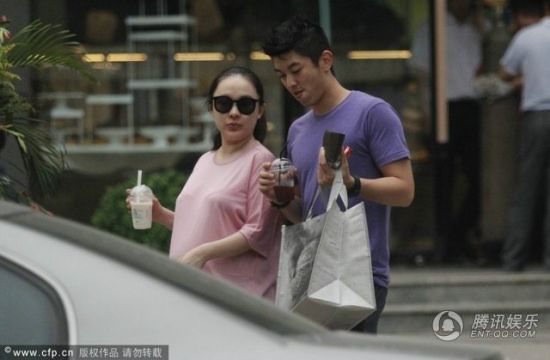 霍思燕挺大肚逛街，霍思燕男友杜江跟随?；?。