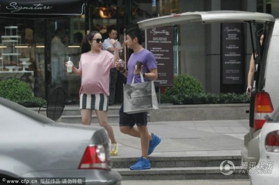 霍思燕挺大肚逛街，霍思燕男友杜江跟随?；?。