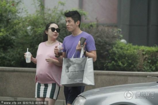 霍思燕挺大肚逛街，霍思燕男友杜江跟随保护。