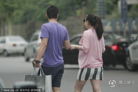 霍思燕挺大肚逛街，霍思燕男友杜江跟随?；?。
