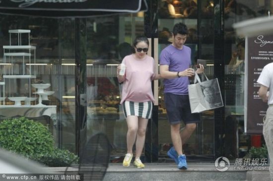霍思燕挺大肚逛街，霍思燕男友杜江跟随?；?。
