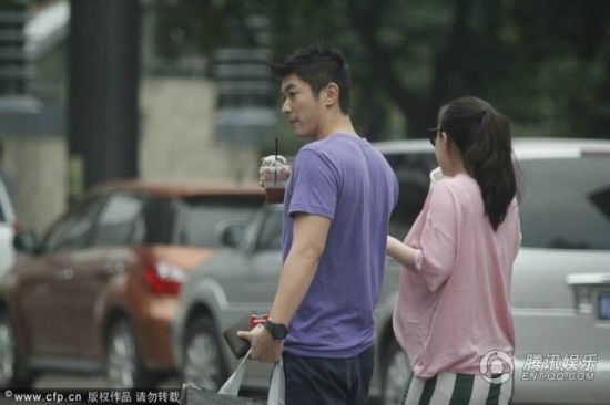 霍思燕挺大肚逛街，霍思燕男友杜江跟随?；?。