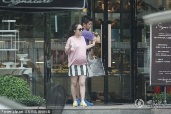 霍思燕挺大肚逛街，霍思燕男友杜江跟随?；ぁ? width=