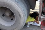 安阳车祸坚强女孩 上学遭遇车祸女孩被卷车轮下