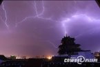西安1日凌晨雷雨大风来袭 一工地塔吊被刮倒致4死