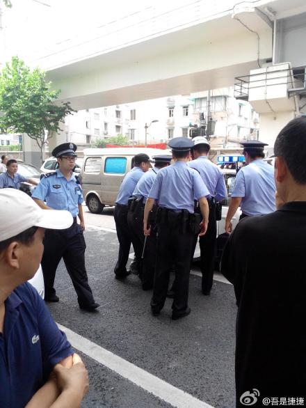 上海男子持刀欲拦截行人，民警开枪击中其腿部将其制服。