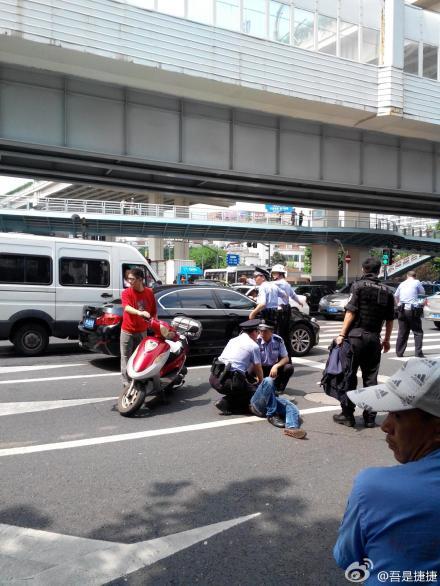 上海男子持刀欲拦截行人，民警开枪击中其腿部将其制服。
