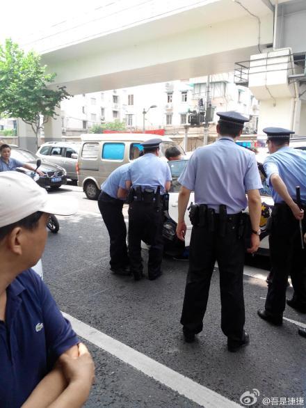 上海男子持刀欲拦截行人，民警开枪击中其腿部将其制服。