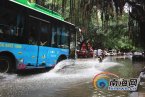 ?？?日暴雨来袭 义龙路段积水严重没过膝盖
