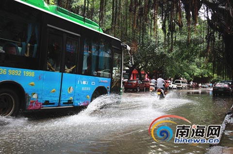 ?？?日暴雨来袭 义龙路段积水严重没过膝盖
