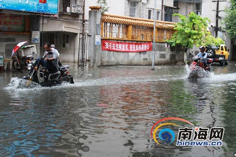 ?？?日暴雨来袭 义龙路段积水严重没过膝盖