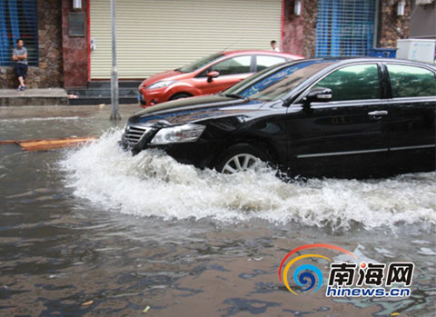 ?？?日暴雨来袭 义龙路段积水严重没过膝盖