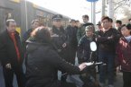 外国小伙扶摔倒女被讹报道不实 老外撞人骂人丢人丢