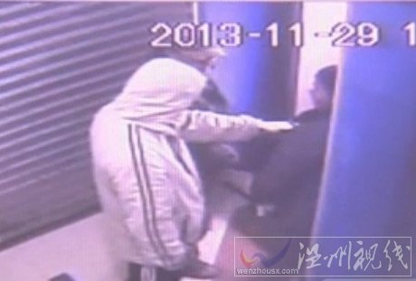 史上最悲催搞笑劫匪：悲催的是抢不到钱要香烟也没有，搞笑的是供述时的笑脸。