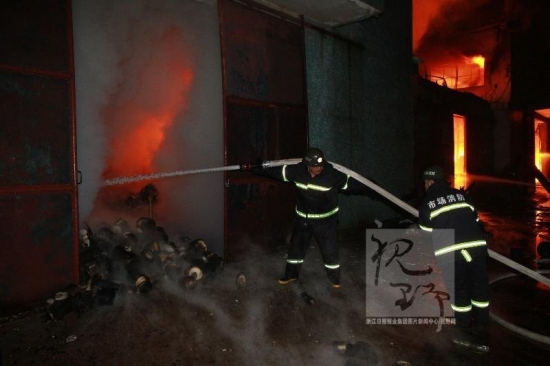 柯桥火灾，12月21日晚绍兴柯桥阳嘉龙村纱纺仓库火灾现场图片