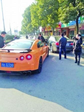 南京日产GT-R撞德产宝马7系，日产车主甩100元给宝马7系车主