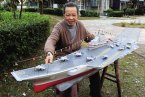 温州87岁老船工王阿龙耗时100多天 制作辽宁号航母模
