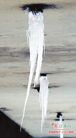 江西南昌大雪带来低温天气，排水管出现冰凌。