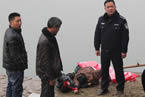 乐山一位母亲用红围巾栓儿跳江 母子双双溺亡