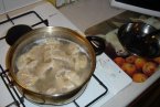 煮饺子不粘锅的方法 在水里加点盐饺子不易粘锅破皮