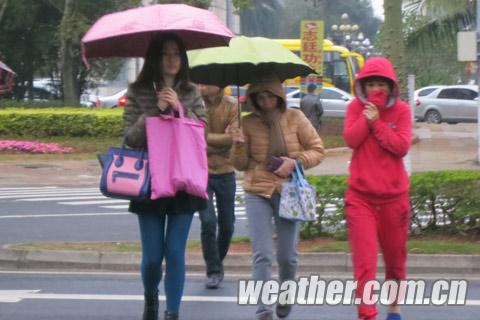 ?？谝蝗漳诮滴?4℃ 低温雨水齐上阵