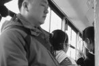 男子闭眼还原三阶魔方 公交上闭眼玩魔方