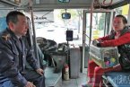 女乘客带狗上车 温州42路公交司机熄火不开