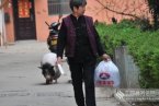 老太养180斤宠物猪 这哪是宠物猪啊就是普通的猪