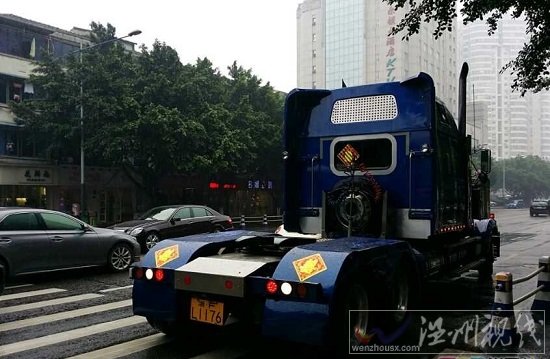 温州再现土豪婚车队 擎天柱当头劳斯莱斯兰博基尼在后