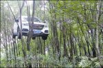 温州一越野车挂树上