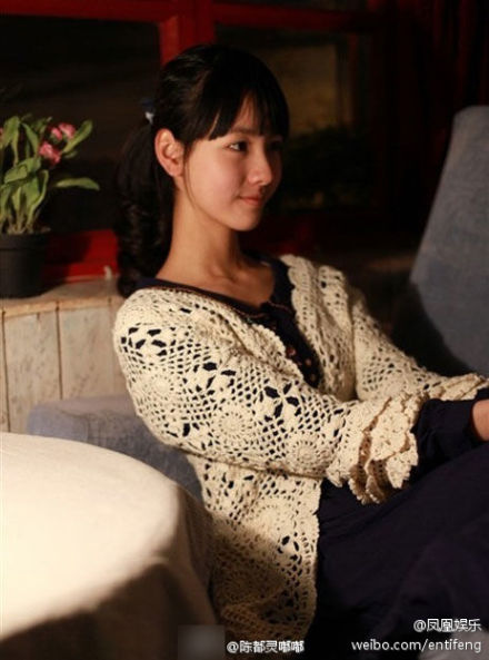 南航?；ǔ露剂檎掌? /><br />
南航校花陈都灵照片</p>
<p>　　最近，南航?；ǔ露剂榛鹆?，因为她要担任苏有朋执导电影《左耳》的女主角小耳朵?？醋拍虾叫；ǔ露剂檎掌娴氖呛芮宕靠砂?，可以秒杀奶茶妹妹了。</p>
<p>　　<strong>南航?；ǔ露剂楦鋈俗柿?/strong></p>
<p>　　陈都灵是个厦门姑娘，1993年10月18日出生，现就读于南京航空航天大学机电学院，同时也是南航校花。清纯气质力压清华大学的奶茶妹妹章泽天。现被苏有朋选为《左耳》女主角。</p>
<p>　　陈都灵平时为人低调，不是艺人，不是模特，只是个大学生。小学和初中在厦门音乐学院读书，高中在厦门一中，大学到了南航。平时会兼职当淘宝模特。她的同学说，平时在学校都没见过她化妆，虽然为人低调，但是很有想法，在开会时都会提出自己的见解?！　”疚摹啊崩丛矗篽ttp://m.gsqgpa.cn/yule/redian/55900.html，转载必须保留网址。
<p class=