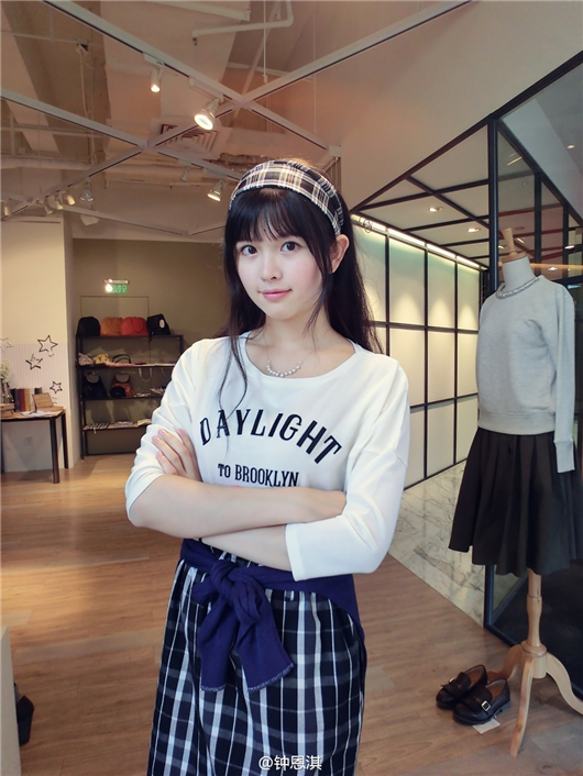 南昌大学?；ㄖ佣麂勘弦岛蟮逼鹆四Ｌ? /><br />
南昌大学校花钟恩淇毕业后当起了模特</p>
<p style=