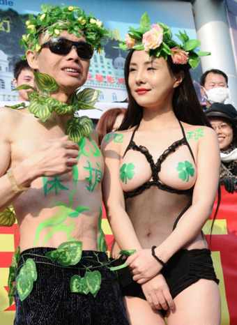 干露露邓建国扮亚当和夏娃宣传环保，两人否认订婚。