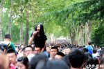 女子骑男友脖子逛动物园 中国好男友出炉