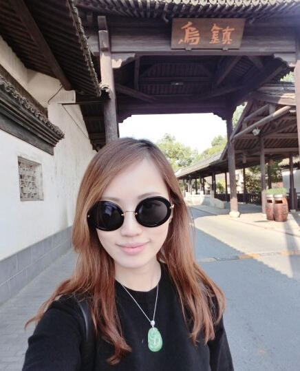 王宝强?；ɡ掀派拐? /><br />
王宝强校花老婆晒照</p>
<p>　　20日，王宝强?；ɡ掀派拐章砣卦谖⒉┥钩鲆蛔檎掌⑧阶炻裘?，引来网友羡慕。马蓉给王宝强生了一儿一女了，身材还是这么好。</p>
<p>　　王宝强校花老婆微博晒照，来到老公王宝强参加《跑男》的外景地乌镇，景色美就忍不住自拍了。照片中的马蓉皮肤白皙，就像个18岁的少女，完全不像生了两个孩子的妈。不过照片肯定是经过处理的。有没有觉得王宝强和宋小宝都好幸福，人长的不好看，老婆都很小家碧玉?！　”疚摹啊崩丛矗篽ttp://m.gsqgpa.cn/yule/mingxing/neidi/56751.html，转载必须保留网址。
<p class=